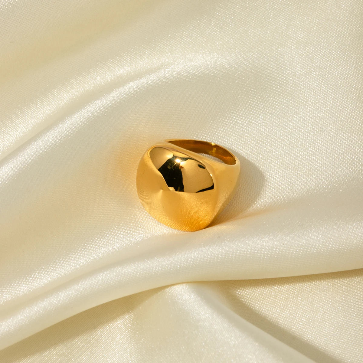 Bold Pebble – Modern Gold Ring