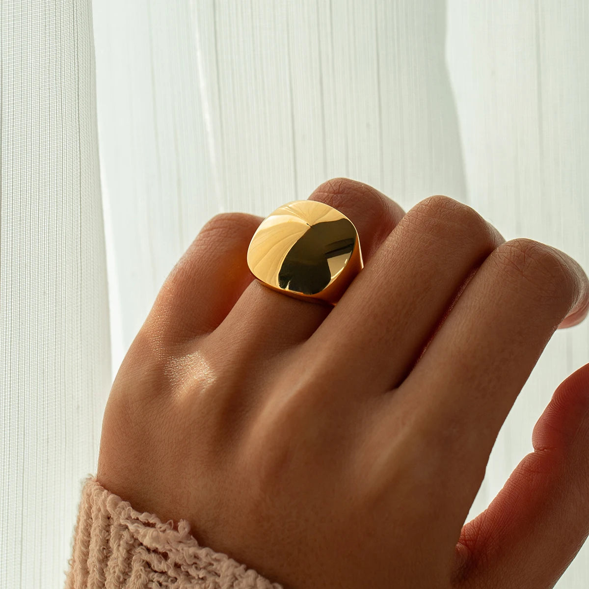 Bold Pebble – Modern Gold Ring